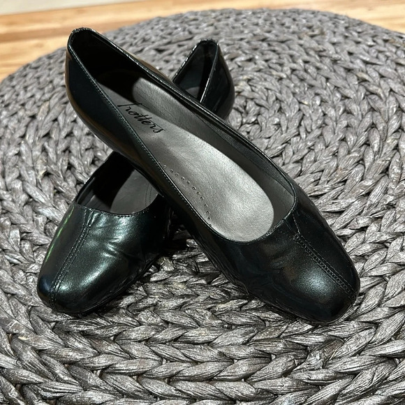 Trotters Women’s Doris,  Leather Black Pumps in box - Picture 2 of 5